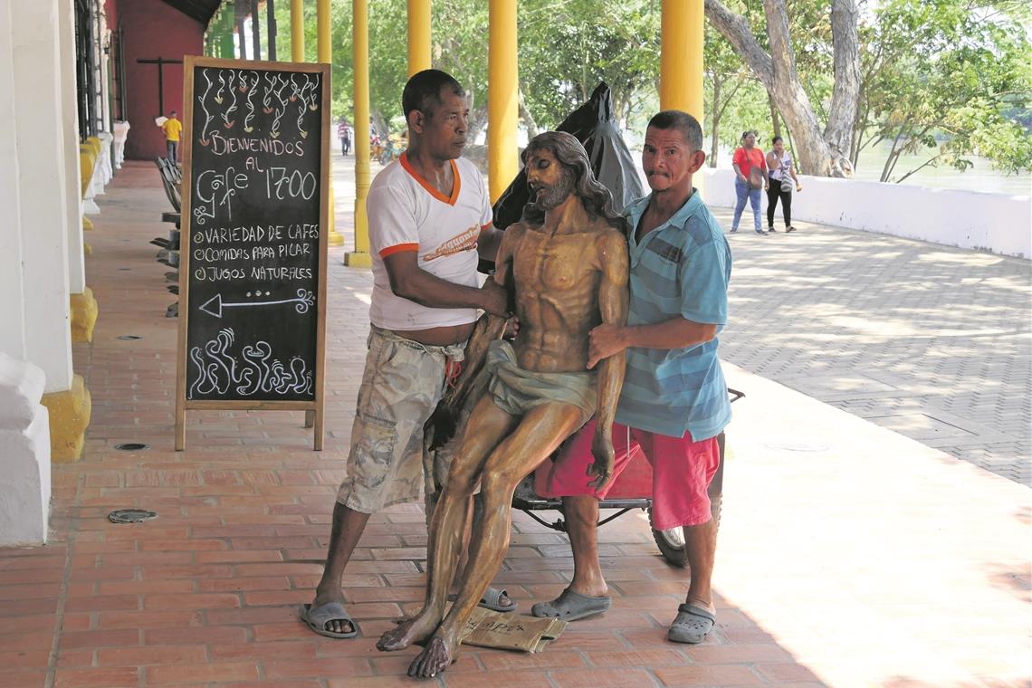 Nicht in den Krokodilspeiseplan gepasst Ein weiteres schönes Erlebnis für Martin Stierand waren die Osterfeierlichkeiten in Kolumbien – die Aufnahme zeigt eine Szene während der Karwoche in Mompox.