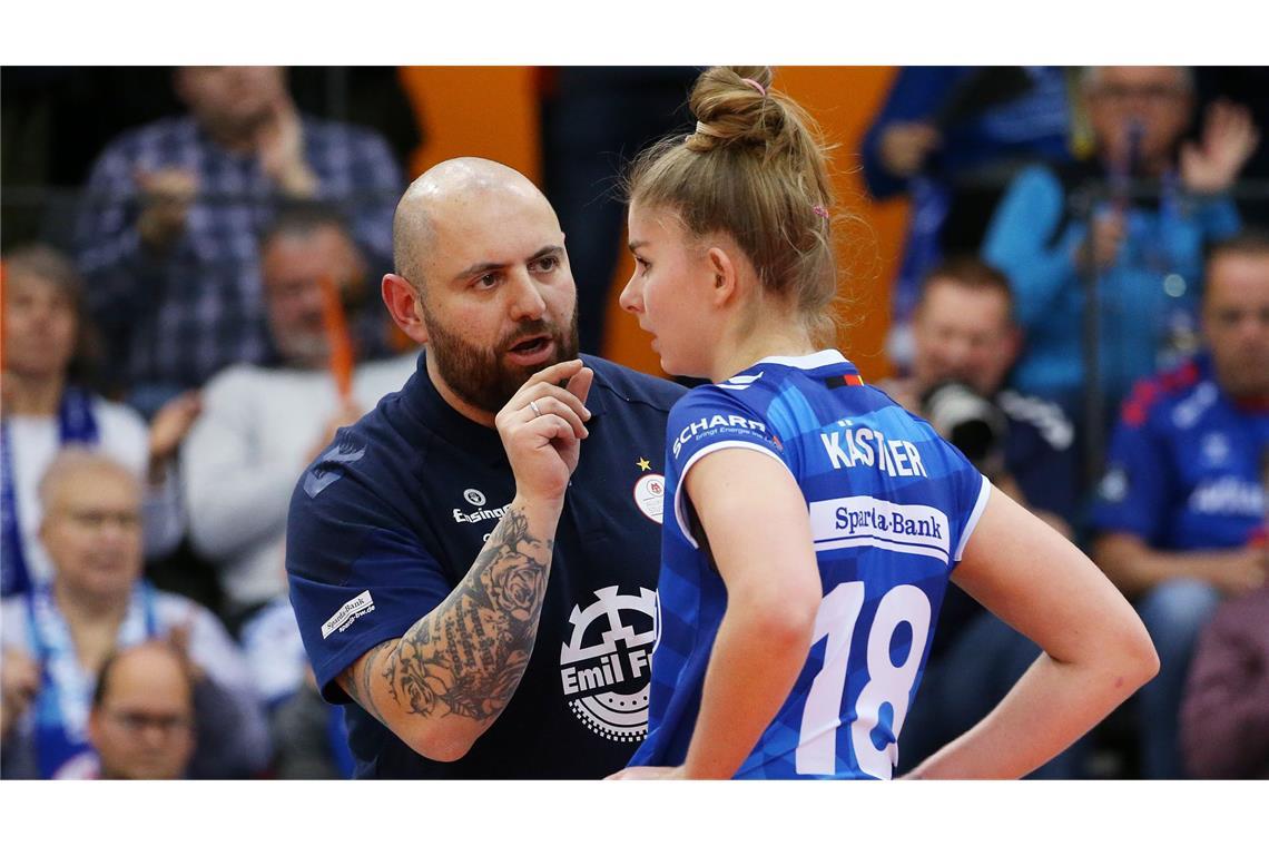 Talk mit Pia Kästner und Konstantin Bitter – Volleyball-Stars hautnah erleben Ein wichtiges Duo für die Zukunft von Allianz MTV Stuttgart: Zuspielerin Pia Kästner und Coach Konstantin Bitter.