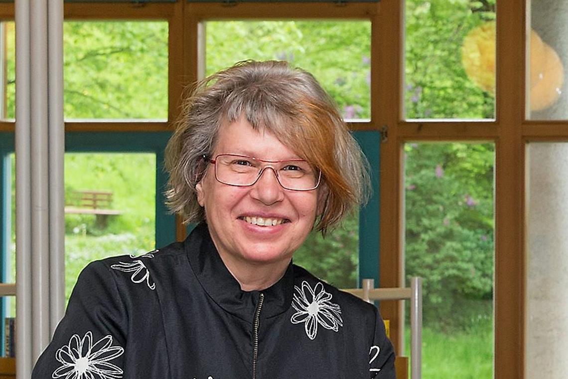 Lesecafé und Aktionszonen Ein wichtiges Element der Umgestaltung ist, innerhalb der Stadtbücherei mehr Platz für verschiedene Aktionen zu schaffen – sei es wie hier für eine Ausstellung rund um Fluchtursachen, sei es für Angebote beispielsweise der Schreibwerkstatt. Damit diese Flexibilität künftig möglich ist, müssen auch beim Mobiliar und bei der Einrichtung ein paar Dinge geändert werden. Archivfotos: J. Fiedler