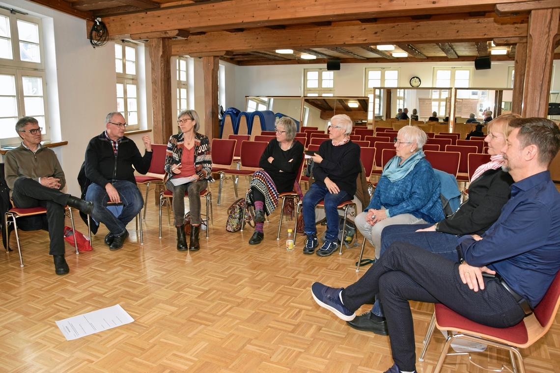 Zeitschenker und Seniorenrat-Initiative Ein wichtiges Thema ist für die Teilnehmer „Wohnen“. Die Werkstätte mit Kreis-Demenzfachberater Thomas Herrmann (rechts) hat sich beim Treffen unter anderem zu Vermittlungsplattformen Gedanken gemacht. Auf der Wunschliste stehen auch Mehrgenerationenhäuser. Foto: E. Klaper