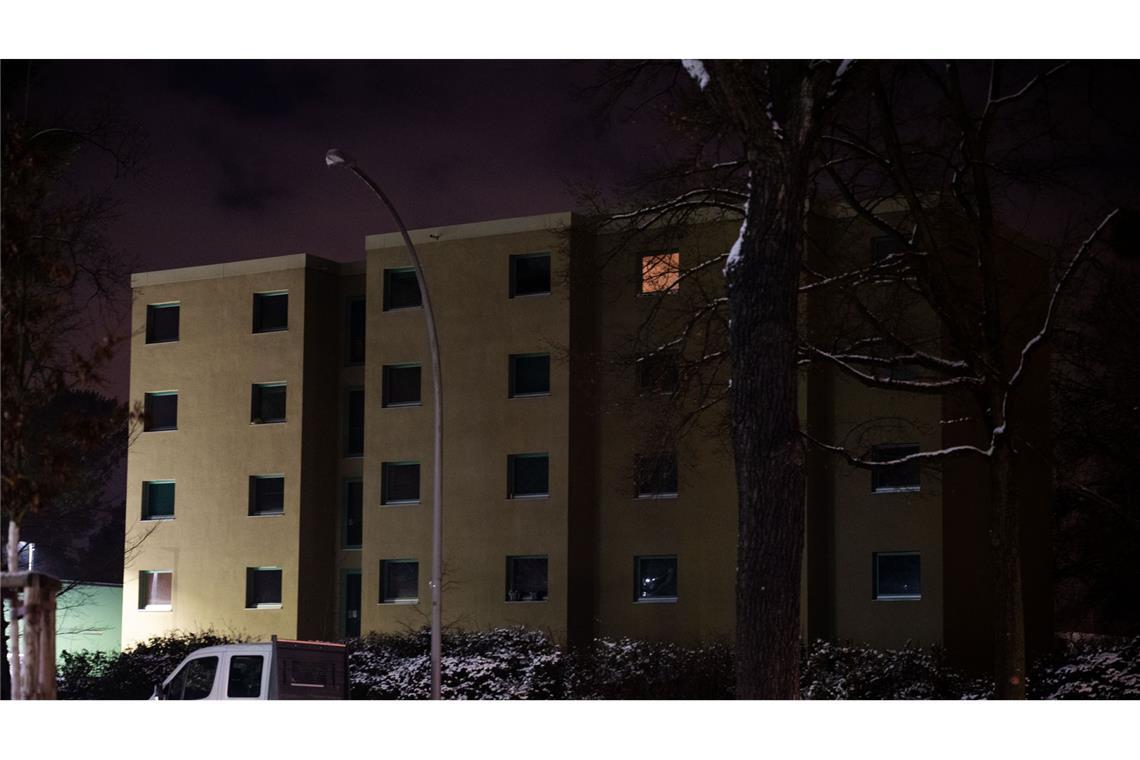 Ein Wohngebäude in einer Straße in Südwest Berlin ist nach einem Stromausfall ohne Strom (Archivfoto).