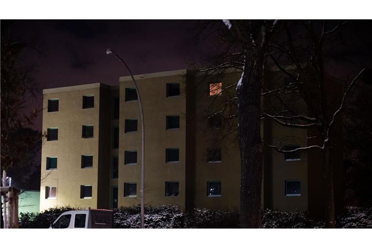 Ein Wohngebäude in einer Straße in Südwest Berlin ist nach einem Stromausfall ohne Strom (Archivfoto).