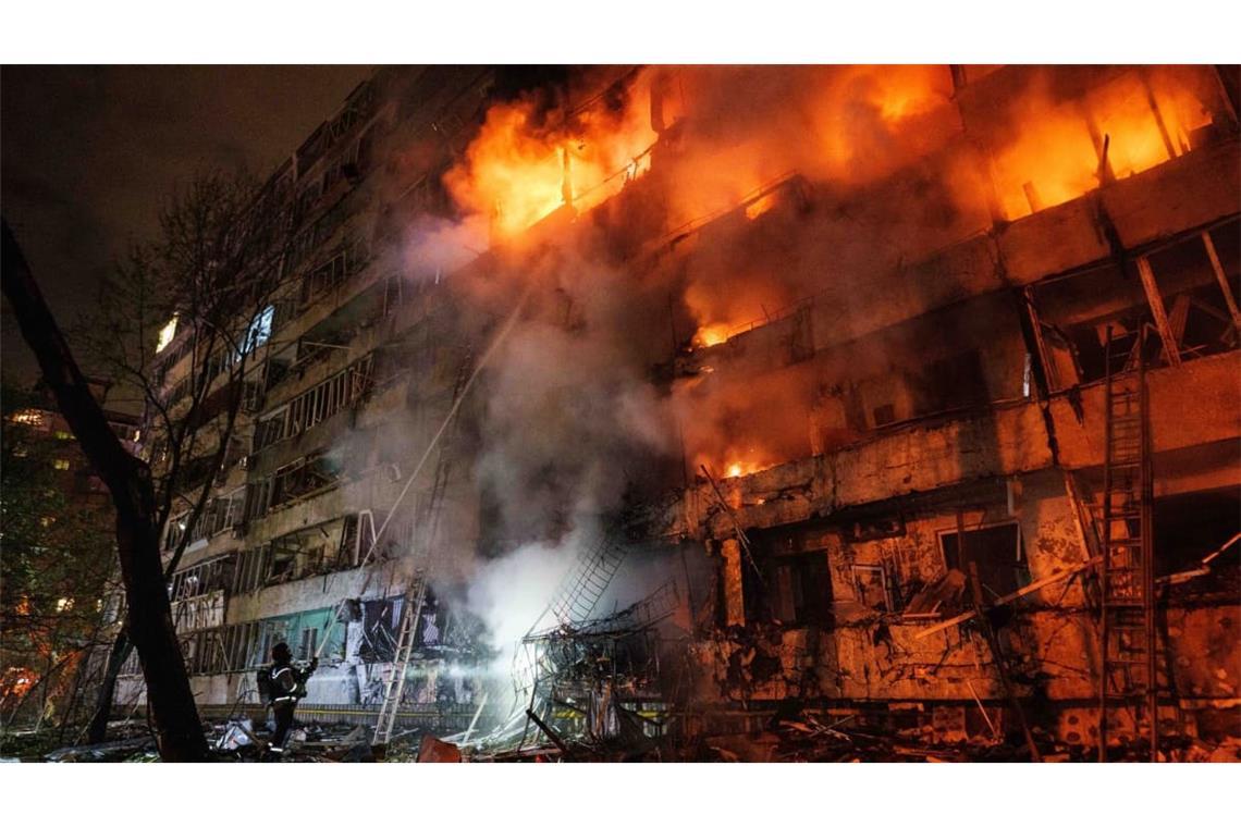 Ein Wohngebäude in Kiew steht nach einem russischen Raketeneinschlag in Flammen.