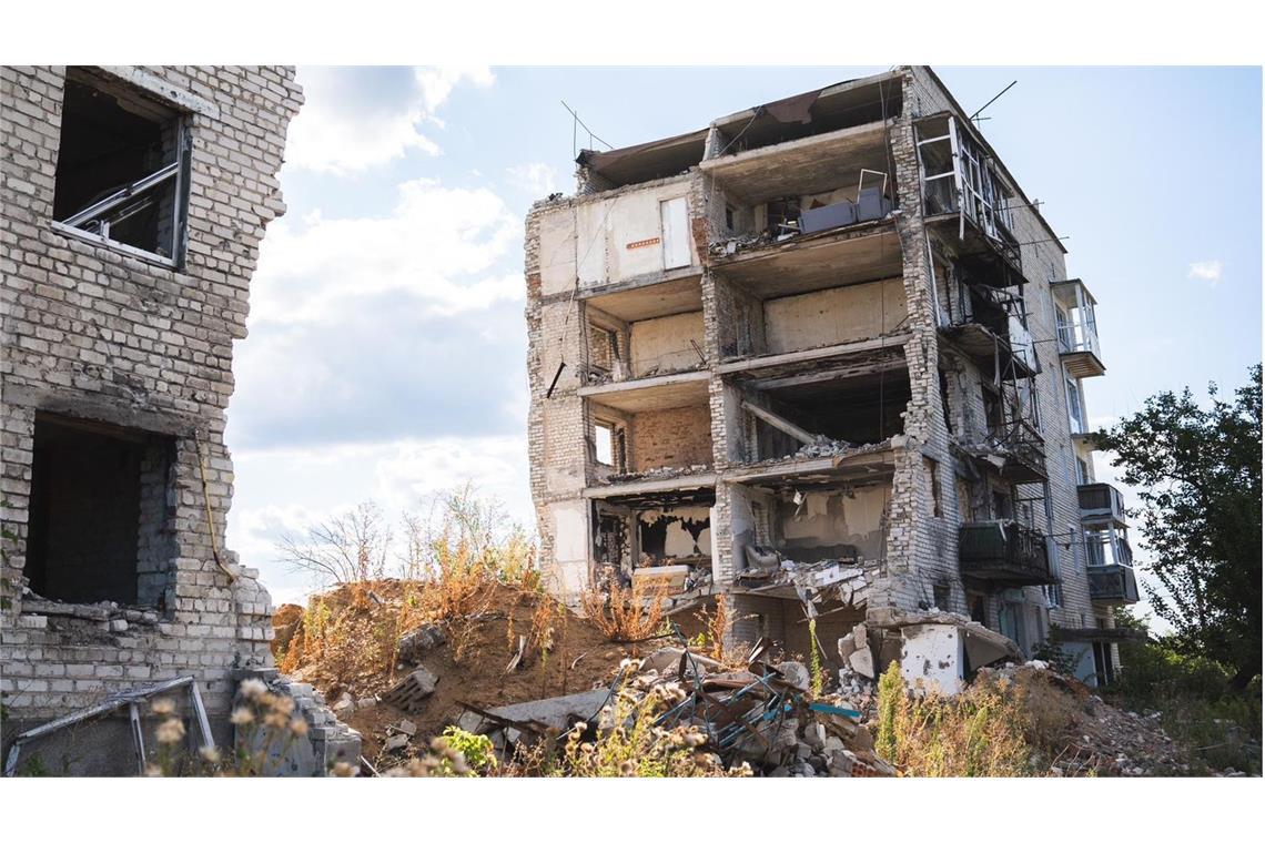 Zwei Wochen Luftalarm Ein Wohnhaus in Isjum. Zerstört von einer Fliegerbombe vor zwei Jahren. Anschließend war die Stadt ein halbes Jahr lang russisch besetzt.