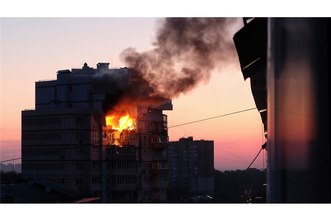Zahl der Toten nach Angriff in Kiew steigt auf 31 Ein Wohnhaus in Kiew steht nach einem russischen Drohnenangriff in Flammen. (Archivbild)