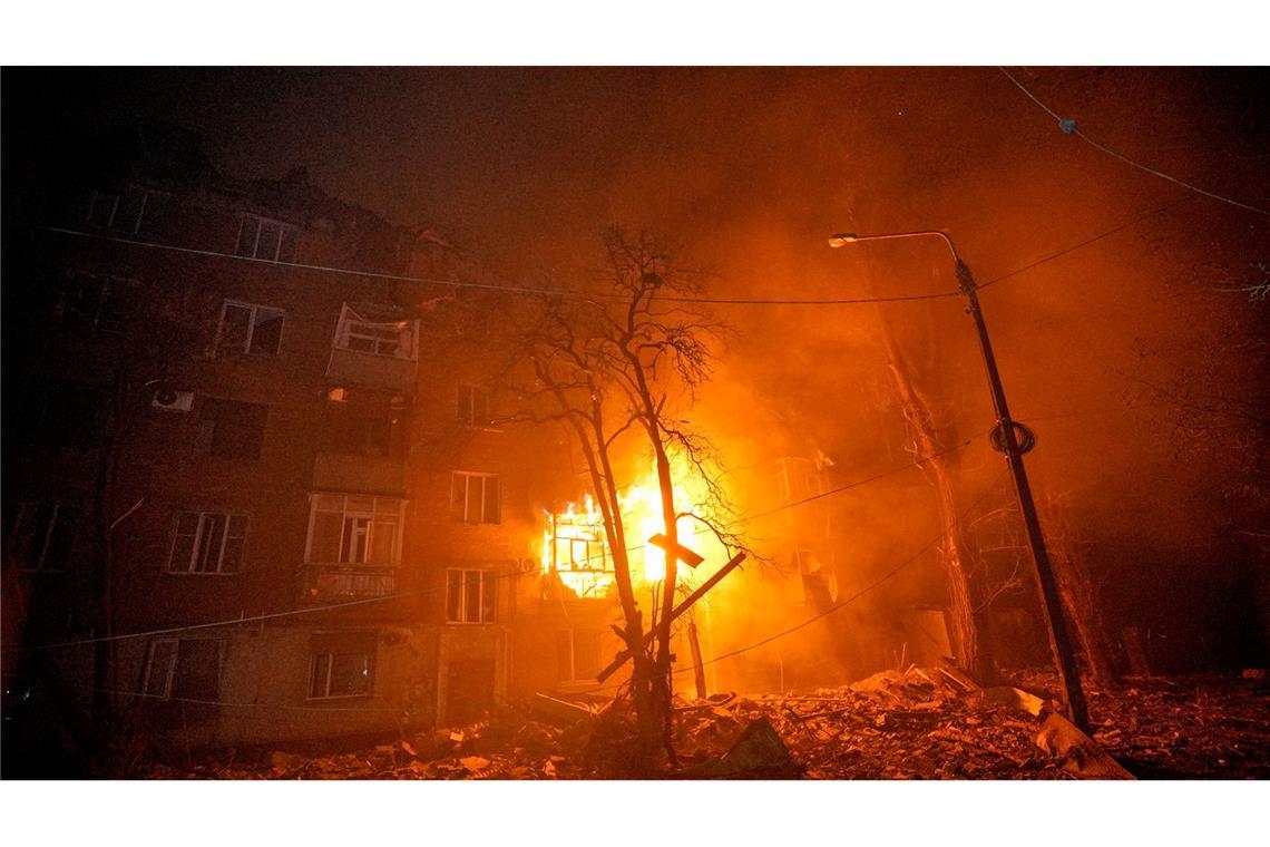 Ein Wohnhaus in Krywyj Rih brennt nach einem russischen Angriff.