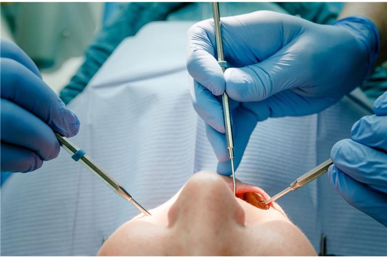 Ein Zahnarzt behandelt einen Patienten.