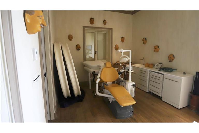 Ein Zahnarztstuhl in der Epstein-Villa.