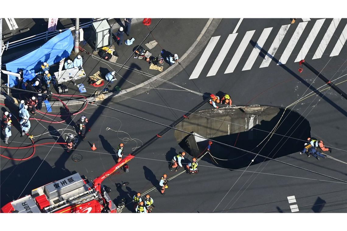 Erdloch verschluckt Lastwagen Ein zehn Meter breites und sechs Meter tiefes Erdloch hat sich in der Nähe von Tokio auf einer Kreuzung geöffnet.