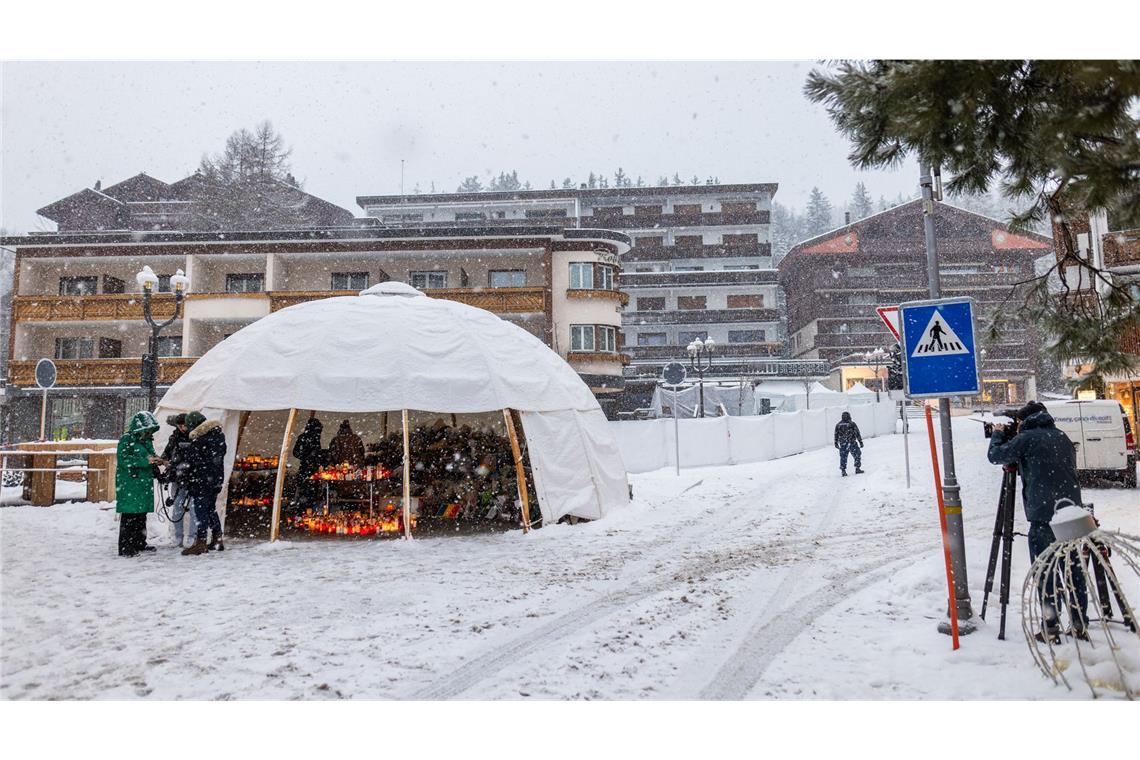 Ein Zelt schützt niedergelegte Blumen und Kerzen für die Opfer des Brandes in der Bar vor dem Schneefall.