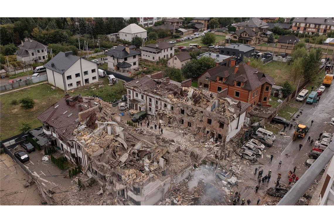 Bilder des Tages Ein zerstörter Wohnblock nach einem massiven russischen Raketenangriff in Kiew.