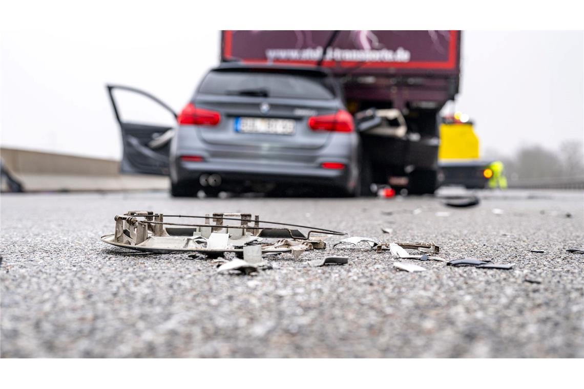Weniger Verkehrstote und Unfälle auf deutschen Straßen Ein zerstörtes Fahrzeug steht nach einem Unfall auf der Autobahn A3. (Archivbild)