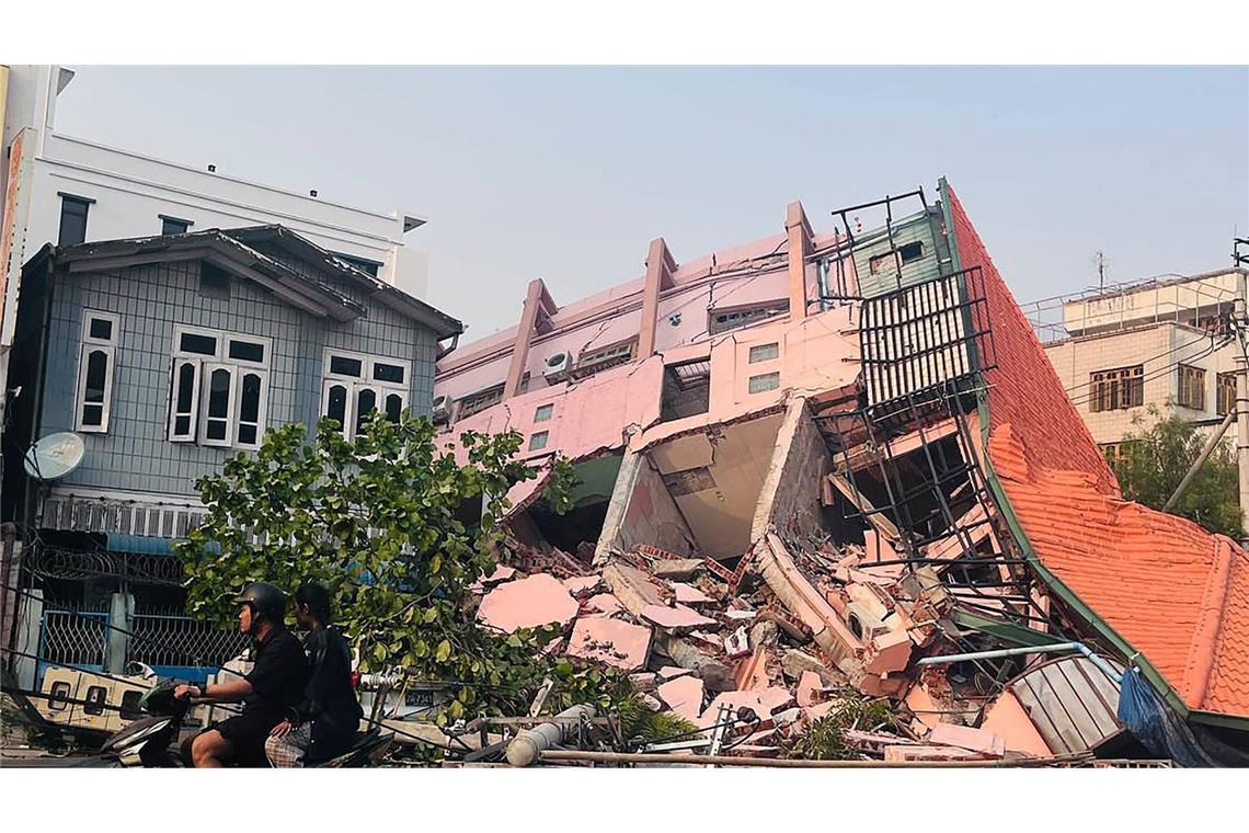 Mann in Myanmar nach fünf Tagen lebend aus Trümmern geborgen Ein zerstörtes Gebäude in Myanmar,