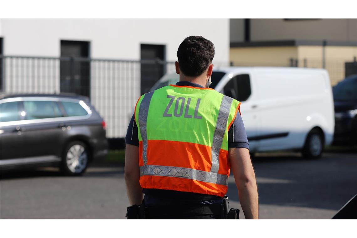 Nach Razzia auf dem Bau: Klingbeil möchte Gesetz verschärfen Ein Zöllner bei der Überprüfung einer Baustelle - immer wieder macht der Zoll Schwarzarbeiter ausfindig.