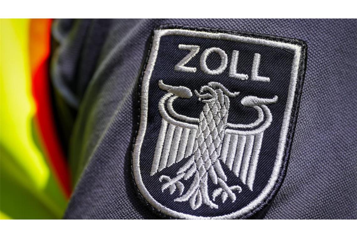 Ein Zollbeamter während einer Prüfmaßnahme. (Symbolbild)