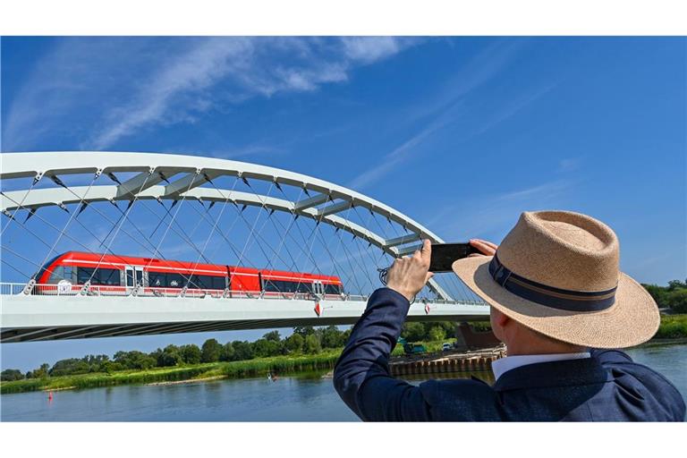 Ein Zug auf der Bahnbrücke über den Grenzfluss Oder zwischen dem polnischen Kostrzyn und auf deutscher Seite Küstrin-Kietz. Polen stellt das Fotografieren kritischer Infrastruktur unter Strafe, um sich besser vor Spionage zu schützen. (Archivbild)
