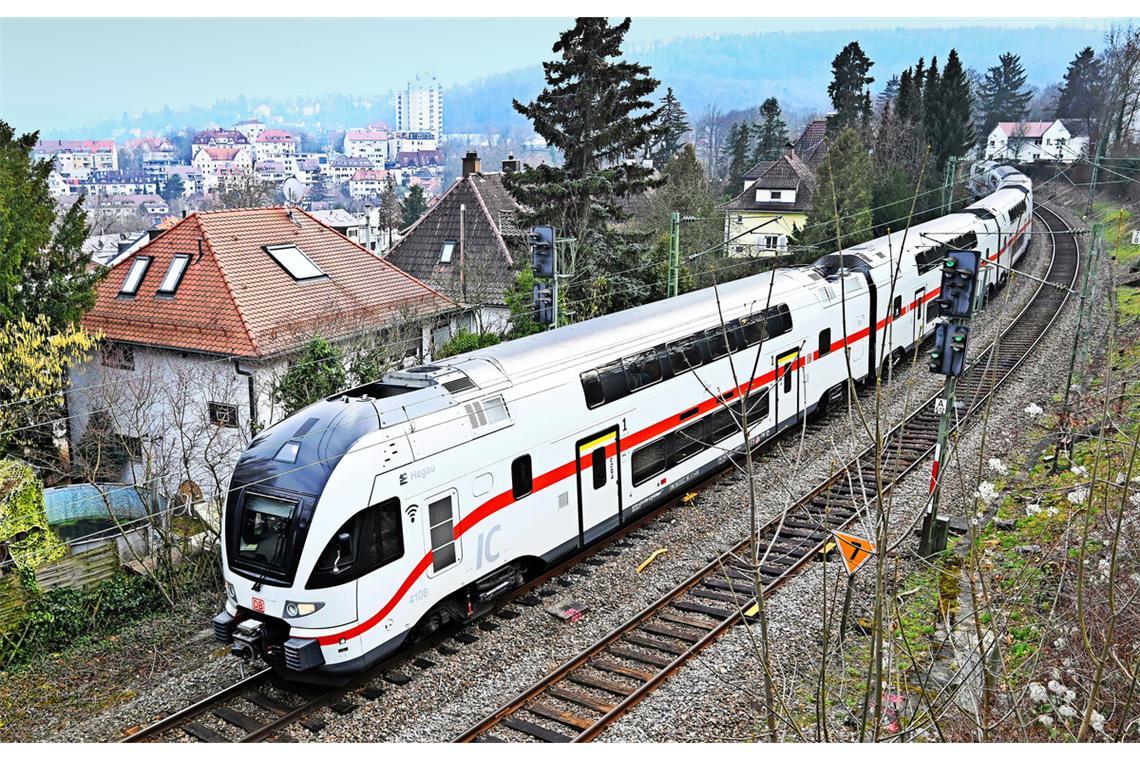 Umweltverbände scheitern im Kampf um Gäubahn Ein Zug fährt auf der Gäubahnstrecke durch die Stuttgarter Halbhöhe: Damit könnte Anfang 2027 Schluss sein.