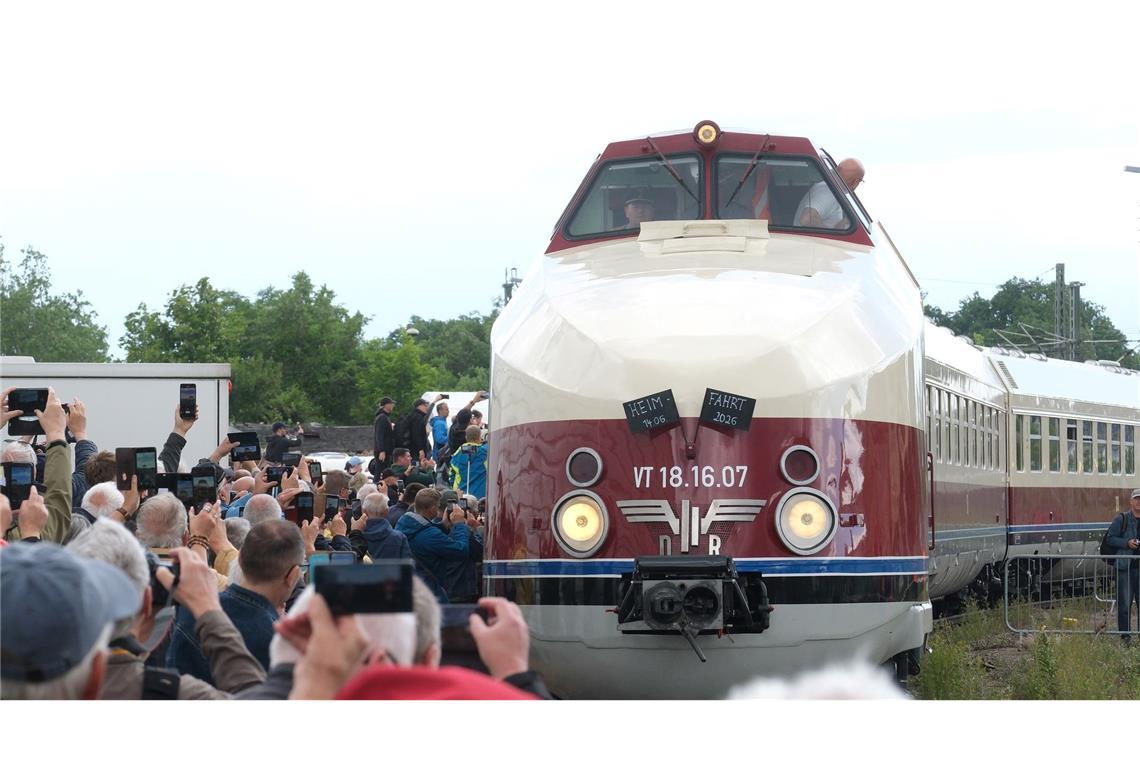 Ein Zug vom Typ SVT passiert den Bahnhof Radebeul-Ost. Nach mehr als fünf Jahren Restaurierung rollt der historische Schnellzug SVT Görlitz aus den 1960er Jahren wieder.