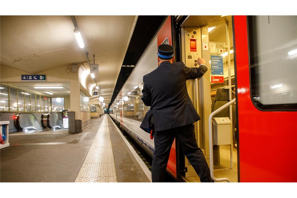Bilder des Tages Ein Zugführer besteigt einen der letzten noch fahrenden Züge vor dem Beginn eines 24-stündigen Streiks der belgischen Eisenbahngesellschaften.