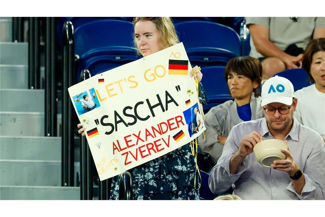 Küsschen und Training: Zverev hakt Auftaktsieg schnell ab Ein Zverev-Fan mit einem Plakat.