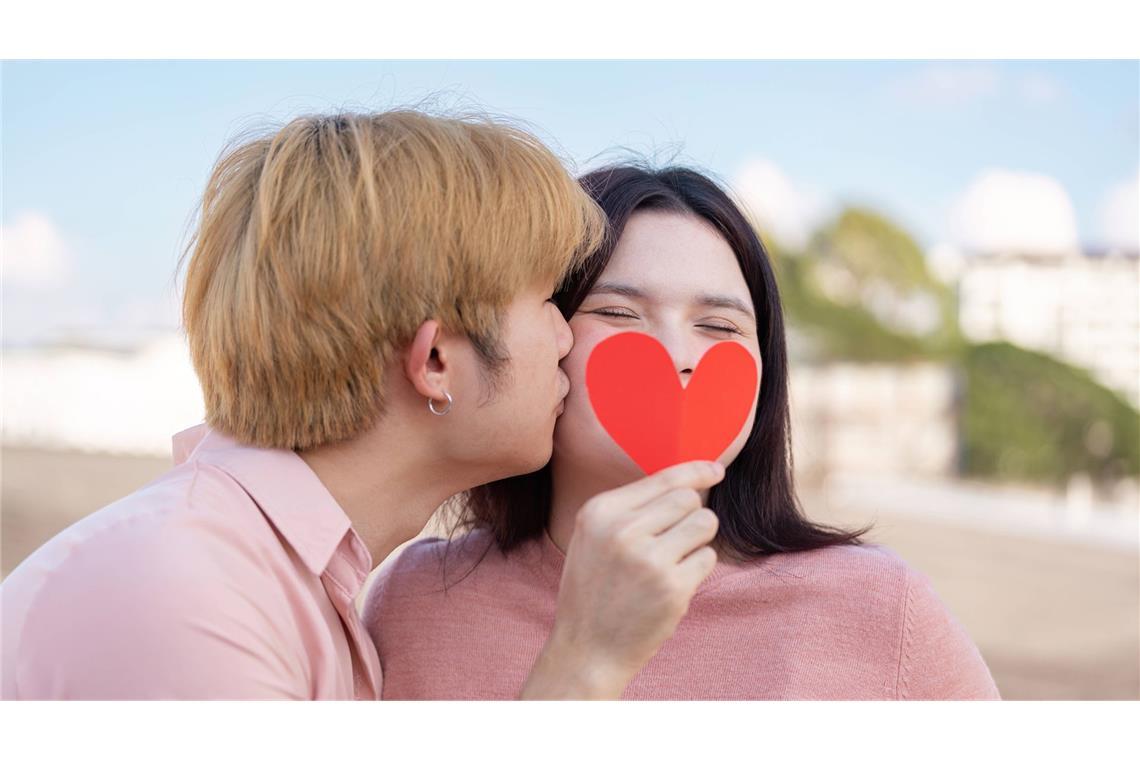 Soll man einander zum Valentinstag etwas schenken? Einander mit kleinen Geschenken die Gefühle offenbaren – könnte sich das am Valentinstag lohnen?
