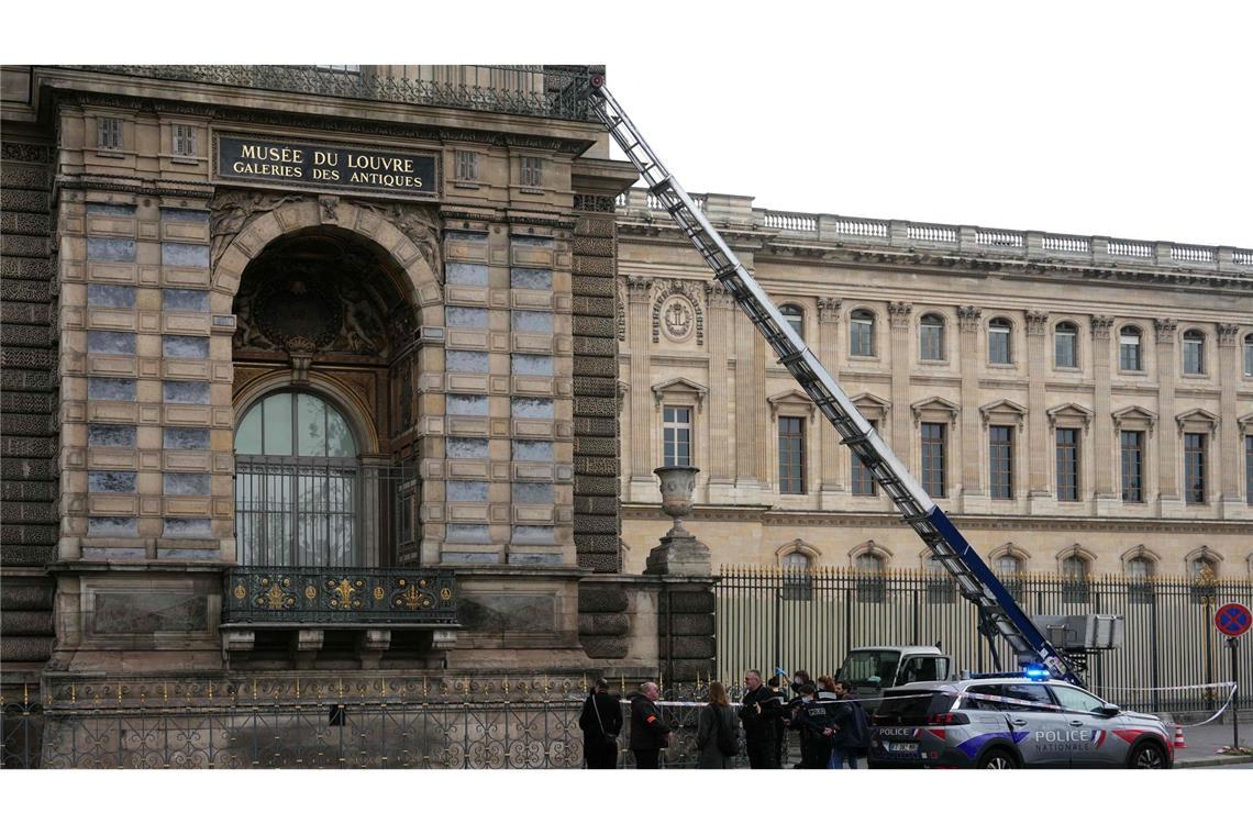 Bilder des Tages Einbruch im Louvre: Diebe steigen mit Möbelaufzug ein und stehlen Napoleon-Schmuck.