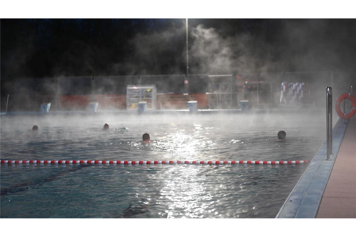 Eindlich geht's los -  Frühschwimmer sind schon vor Sonnenaufgang im Wasser des Friesenbads in Weener.