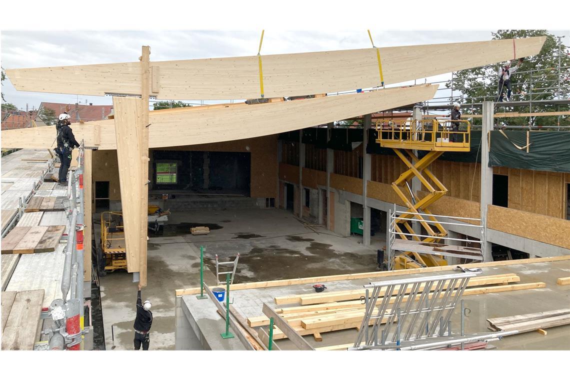Junge Stuttgarter Architekten entwerfen ein Haus fürs ganze Dorf Eindruck von den Umbauarbeiten. Nach intensiven Planungen ging es mit dem Dach-Aufbau vor Ort recht rasch.