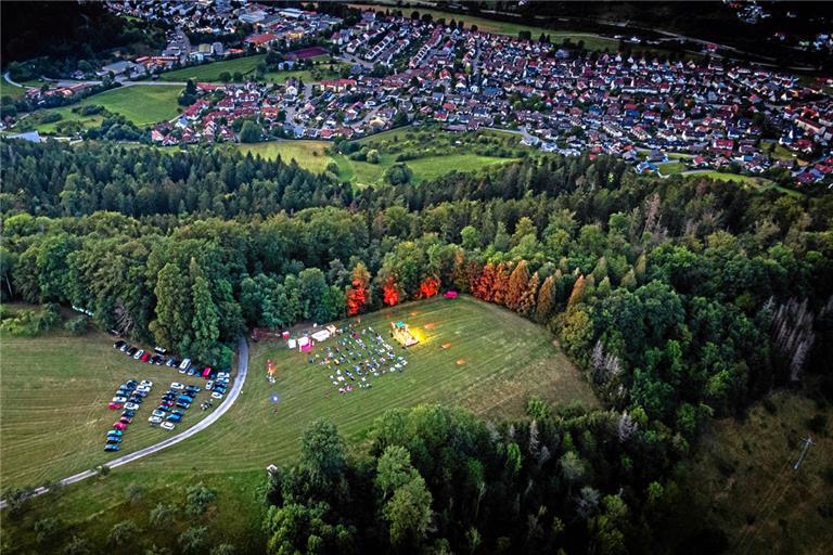 Eindrücke vom dritten Bergfestival-Samstag bei Murrhardt-Waltersberg auf einem von Wellingtonien gesäumten Platz. Fotos: privat