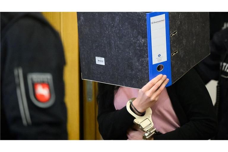 Eine 27-jährige Frau muss für einen Mordversuch mit Ameisensäure für zwölf Jahre in Haft. (Archivbild)