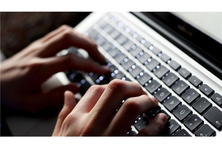 Eine 61-Jährige sitzt wegen ihrer möglichen Beteiligung an einem international organisierten Anlagebetrug im Südwesten in U-Haft.