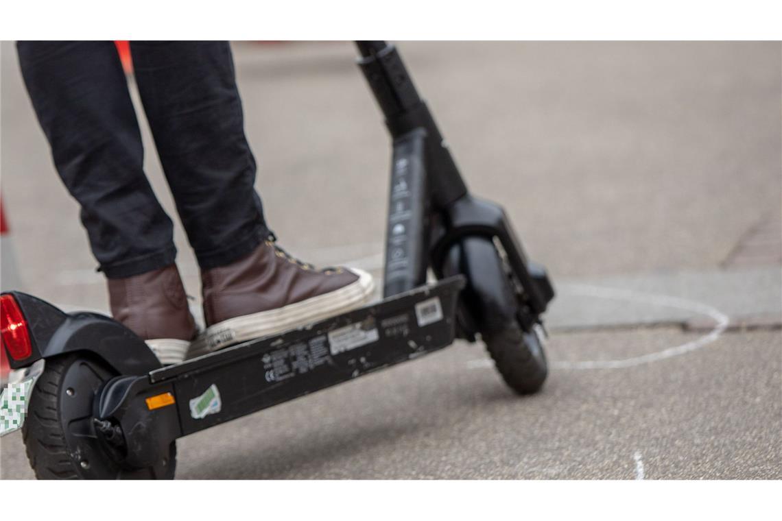 84-Jährige von E-Scooter angefahren - Frau stirbt an Verletzungen Eine 84-Jährige ist von einem E-Scooter angefahren worden (Symbolbild).