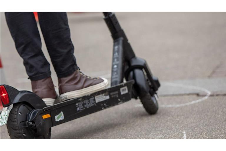 Eine 84-Jährige ist von einem E-Scooter angefahren worden (Symbolbild).