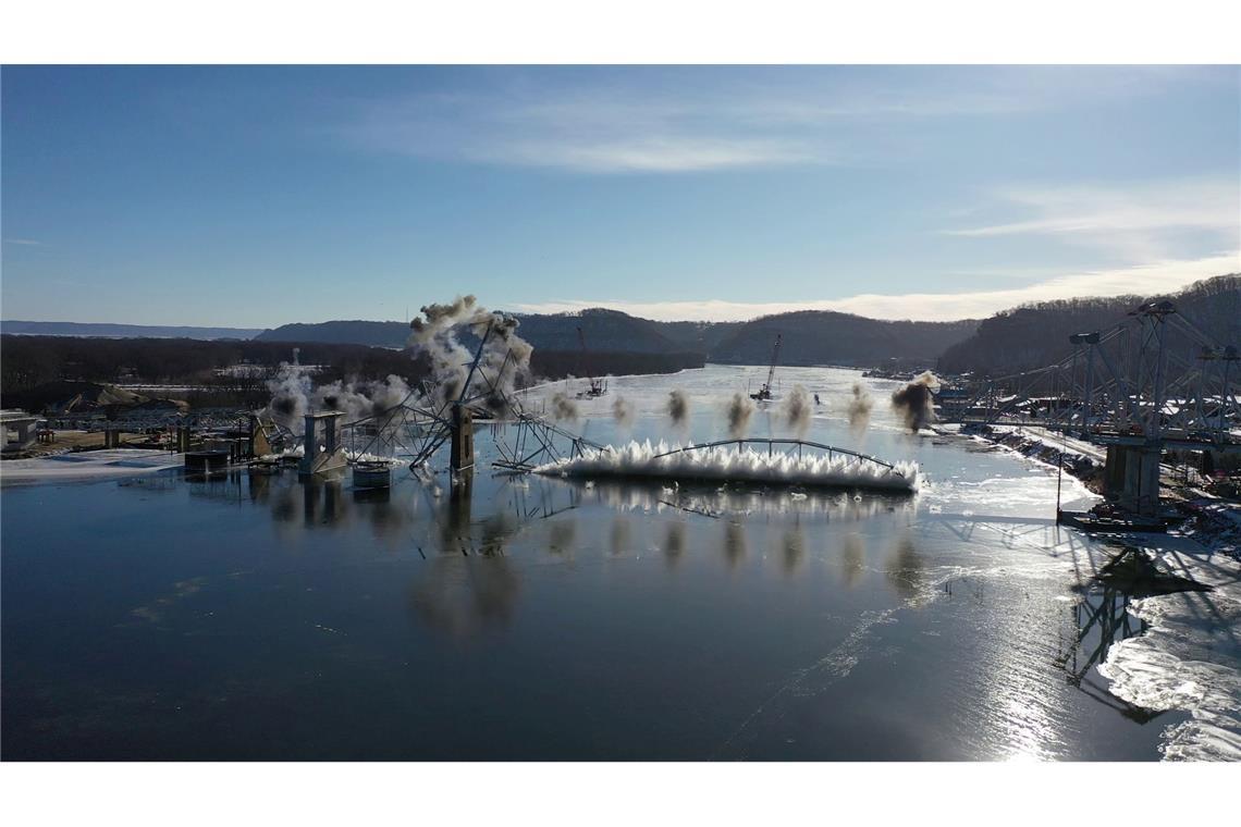 Eine 94 Jahre alte Brücke über dem Mississippi wird gesprengt.