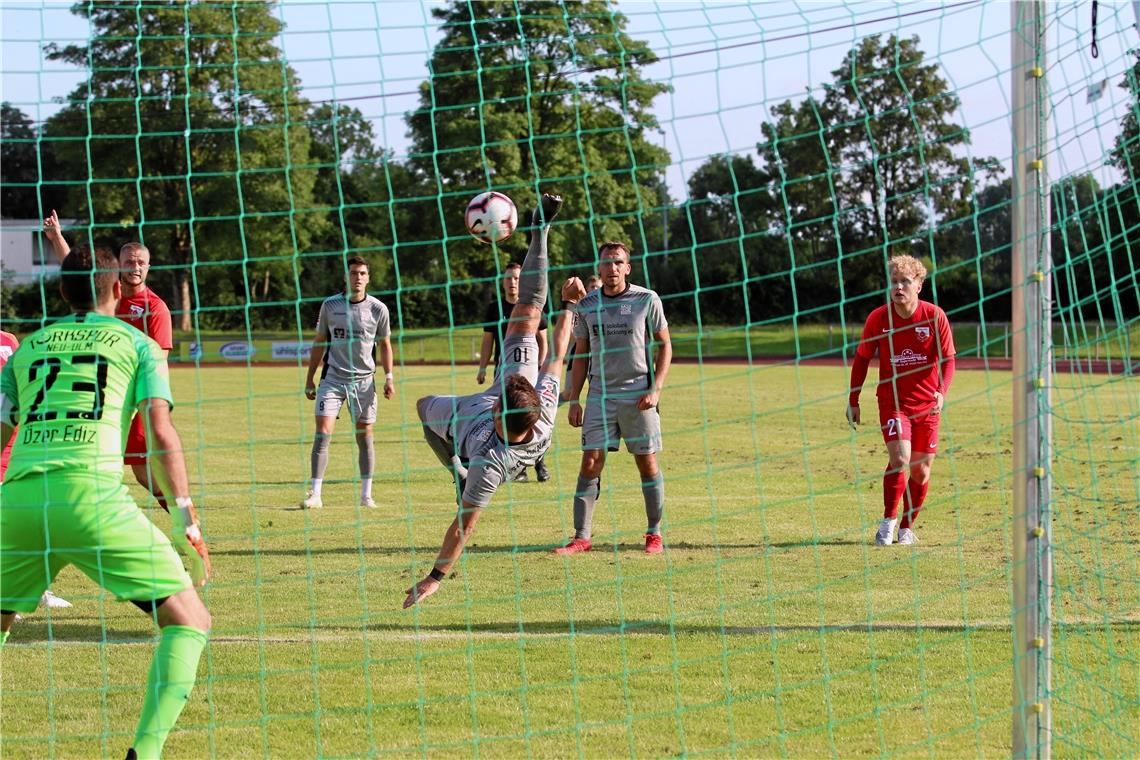 Eine gute erste Halbzeit reicht Eine akrobatische und von Erfolg gekrönte Flugeinlage: Mit einem Fallrückzieher erzielte Mario Marinic das 2:0 für die TSG.Foto: A. Hornauer