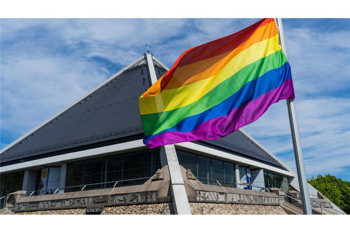 Reimender Pfarrer wird an die Autobahn abgeschoben Eine Aktion so richtig nach dem Geschmack von Pfarrer Matthias Koffler: eine Regenbogenfahne hängt im Mai 2024 vor der Baden-Badener Autobahnkirche.
