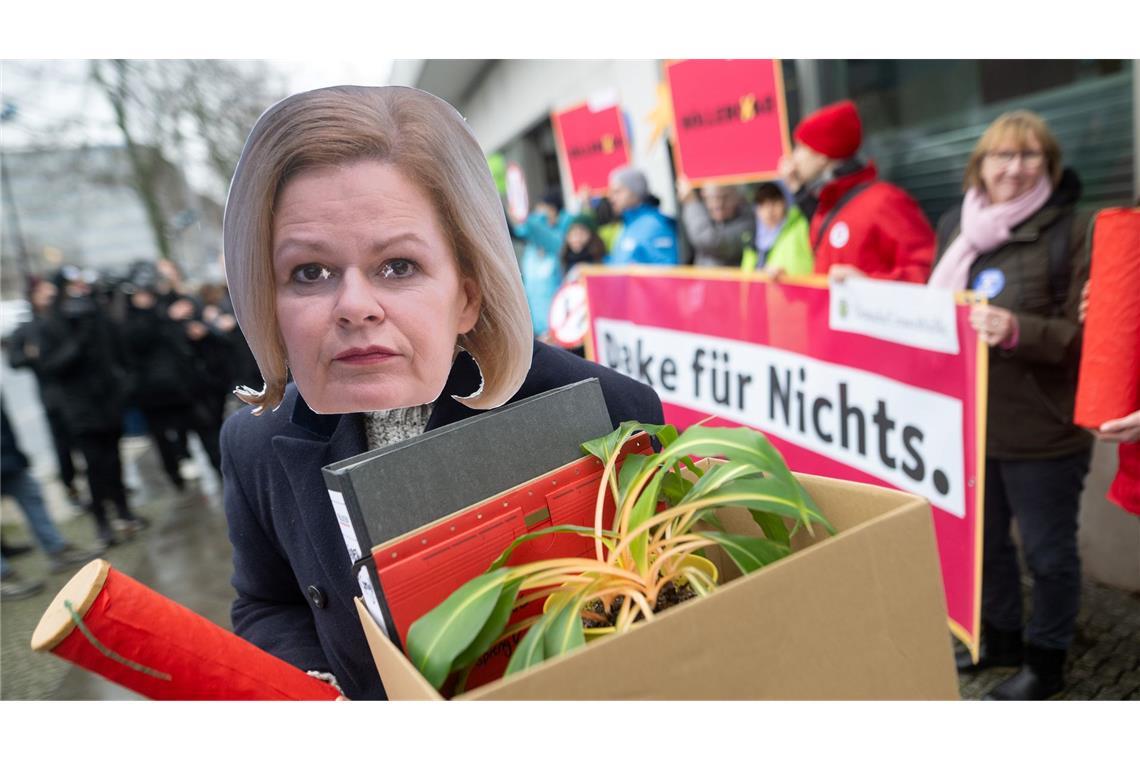 1,9 Millionen Menschen fordern Böllerverbot Eine Aktivistin demonstriert mit einer Maske von Bundesinnenministerin Nancy Faeser.