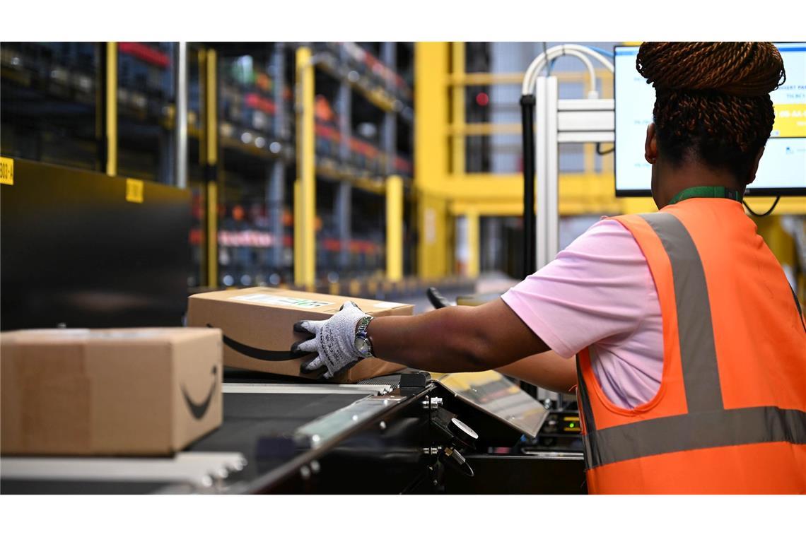 Amazon setzt auf Deutschland: 4.000 neue Jobs in einem Jahr Eine Amazon-Mitarbeiterin an einem Standort des US-Logistikers in Dortmund - ein Job von 40.000 in Deutschland, Tendenz steigend.