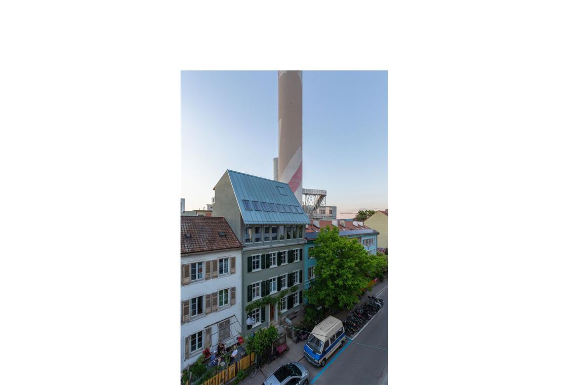 Vom einstigen Lost Place zum preiswürdigen Wohnhaus Eine Anerkennung ging nach Basel für die „Aufstockung Wasserstraße“,geplant von Atelier Atlas Architektur aus Basel. Bauherrschaft ist Ines Blank und Christian Beck-wüner aus Basel. Es leben in dem um drei Stockwerke aufgestockten Wohnhaus aus der Gründerzeit nun drei Familien mit acht Kindern.