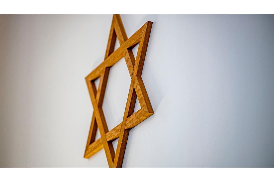 Antisemitische Straftaten auch 2024 auf hohem Niveau Eine Anfrage der Linken-Abgeordneten Petra Pau im Bundestag zeigt, dass die Zahlen antisemitischer Straftaten auch 2024 auf einem hohen Niveau bleiben.