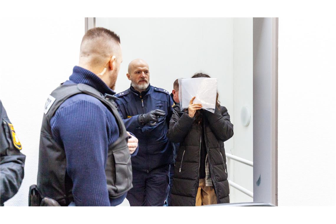 Doppelgängerin-Mord: Lebenslang und Freisprüche gefordert Eine Angeklagte kommt zum Mordprozess um die Tötung einer Doppelgängerin.