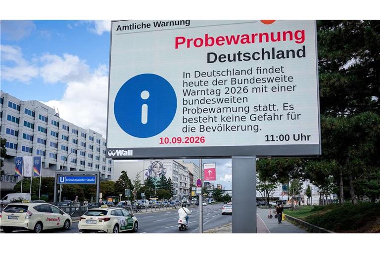 Eine Anzeigetafel zeigt einen Hinweis für den bundesweiten Warntag an. (zu dpa: «Innenminister Dobrindt mit positiver Warntag-Bilanz»)