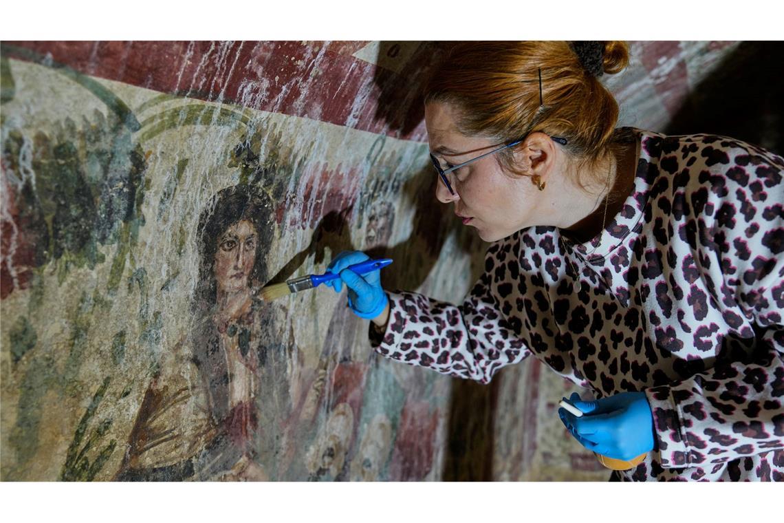 Eine Archäologin reinigt in der Türkei ein Fresko in einem Grab aus dem 3. Jahrhundert. Eine seltene, frühchristliche Darstellung von Jesus wurde in dem Grab entdeckt