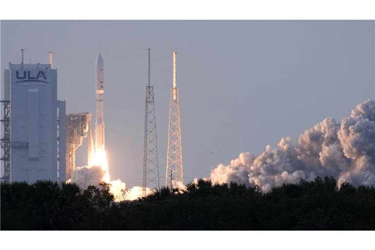 Eine Atlas-V-Rakete der United Launch Alliance mit 27 Internet-Satelliten von Amazons Project Kuiper hebt vom Launch Complex 41 der Cape Canaveral Space Force Station ab.