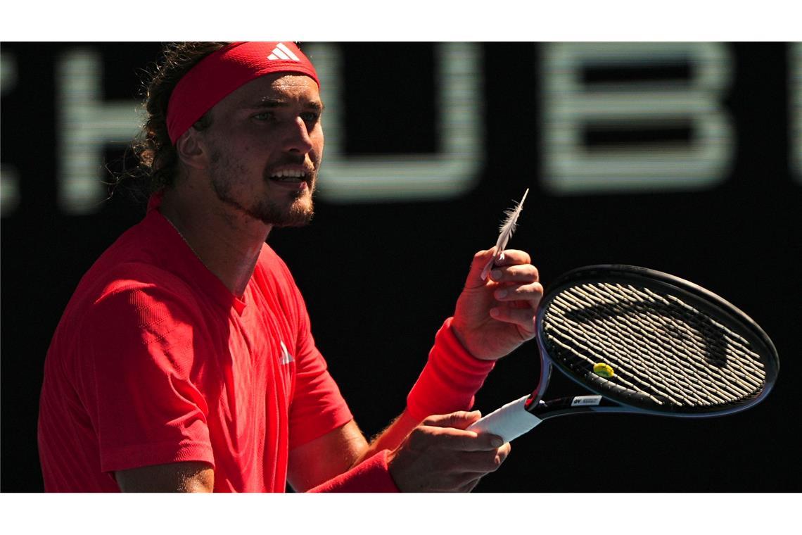 Zverev erreicht Halbfinal-Showdown gegen Djokovic Eine auf den Platz gefallene Feder brachte Zverev kurzzeitig aus dem Konzept
