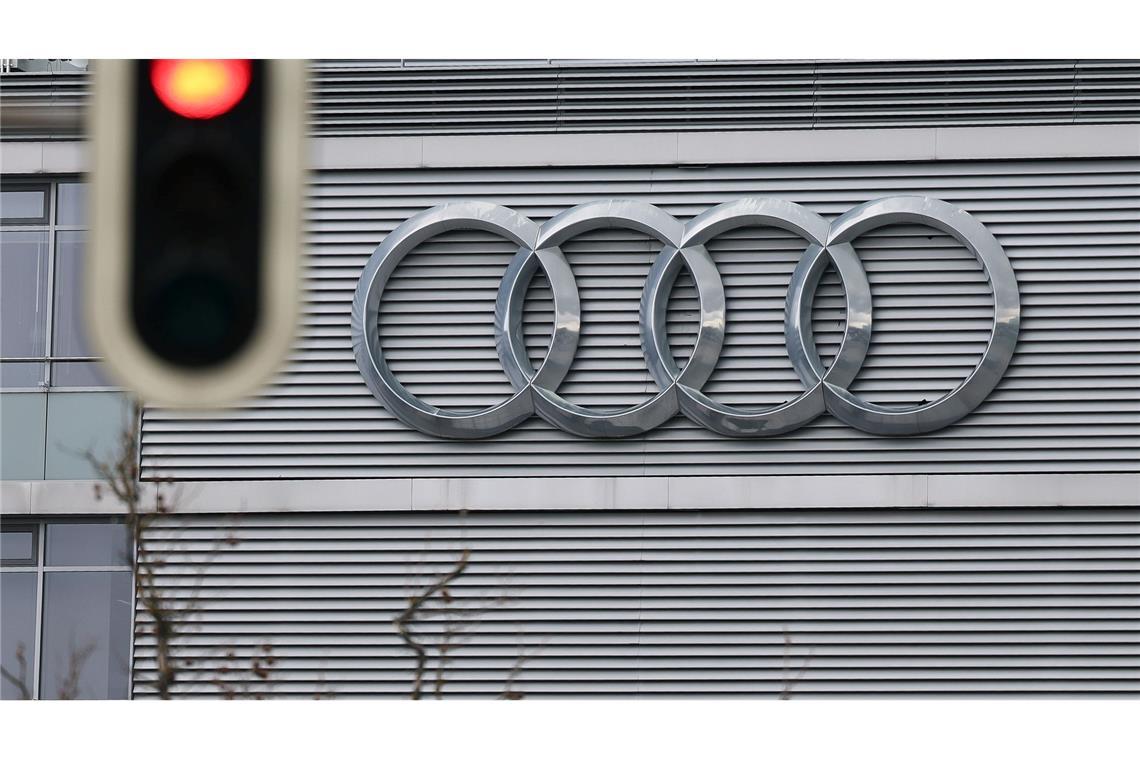 Bilder des Tages Eine auf Rot stehende Ampel ist vor den Audi-Ringen an der Audi-Zentrale in Ingolstadt zu sehen.
