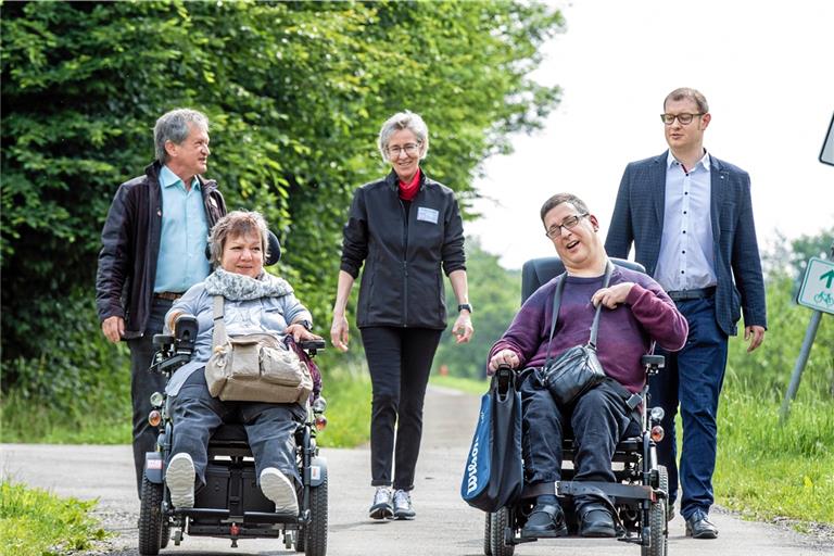 Eine Aufnahme aus Zeiten der ersten Projektphase im Juni 2020 auf der verlängerten Olgastraße in Berglen-Ödernhardt (von links): Damaliger Naturparkgeschäftsführer Bernhard Drixler, Ines Vorberg, Andrea Bofinger, die das Projekt in dieser Zeit mitbegleitet hat, Simon Maier und Maximilian Friedrich, zu dieser Zeit noch Bürgermeister von Berglen. Foto: Benjamin Beytekin