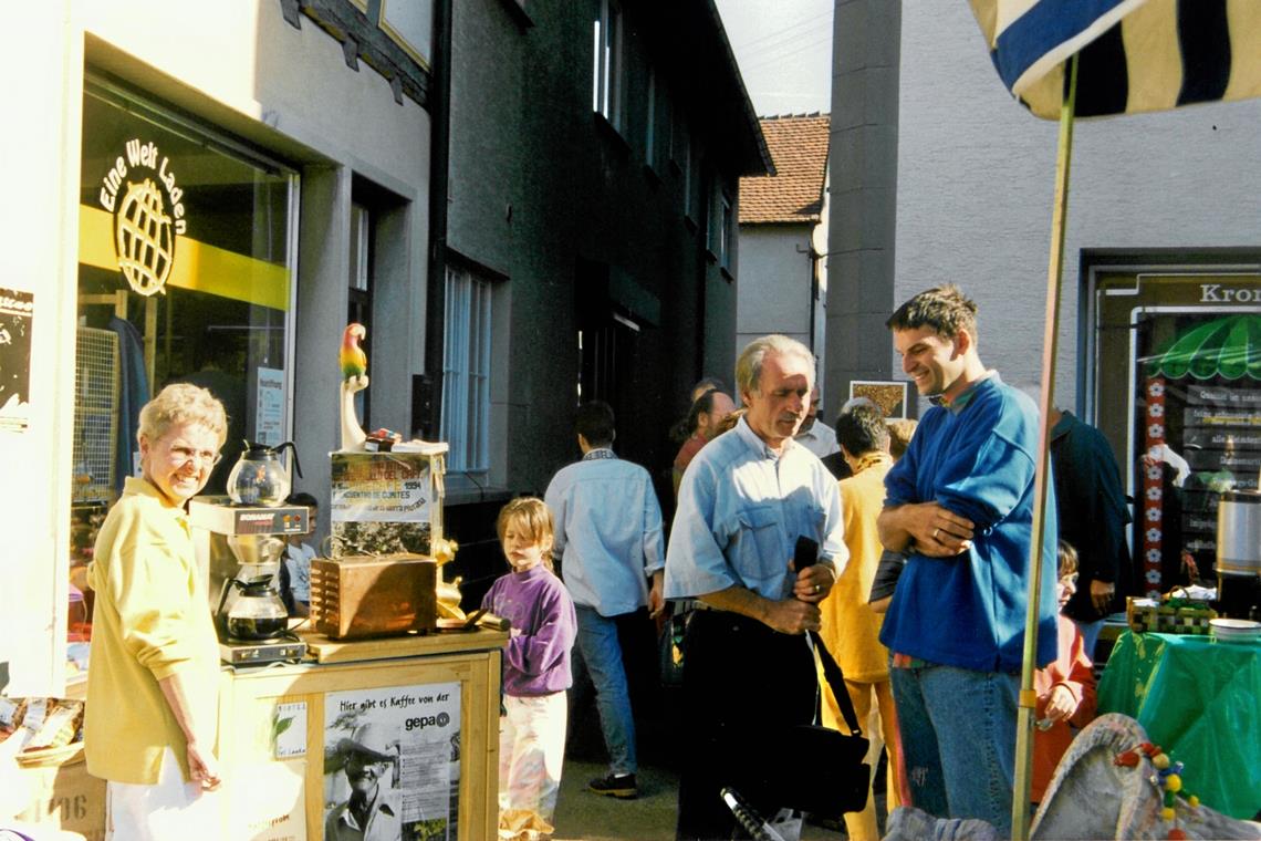 Vom Wunsch, die Welt zu fairändern Eine Aufnahme von der Eröffnungsfeier am 27. September 1997. Damals hatte der Weltladen noch sein Geschäft in der Murrhardter Hauptstraße. Foto: privat