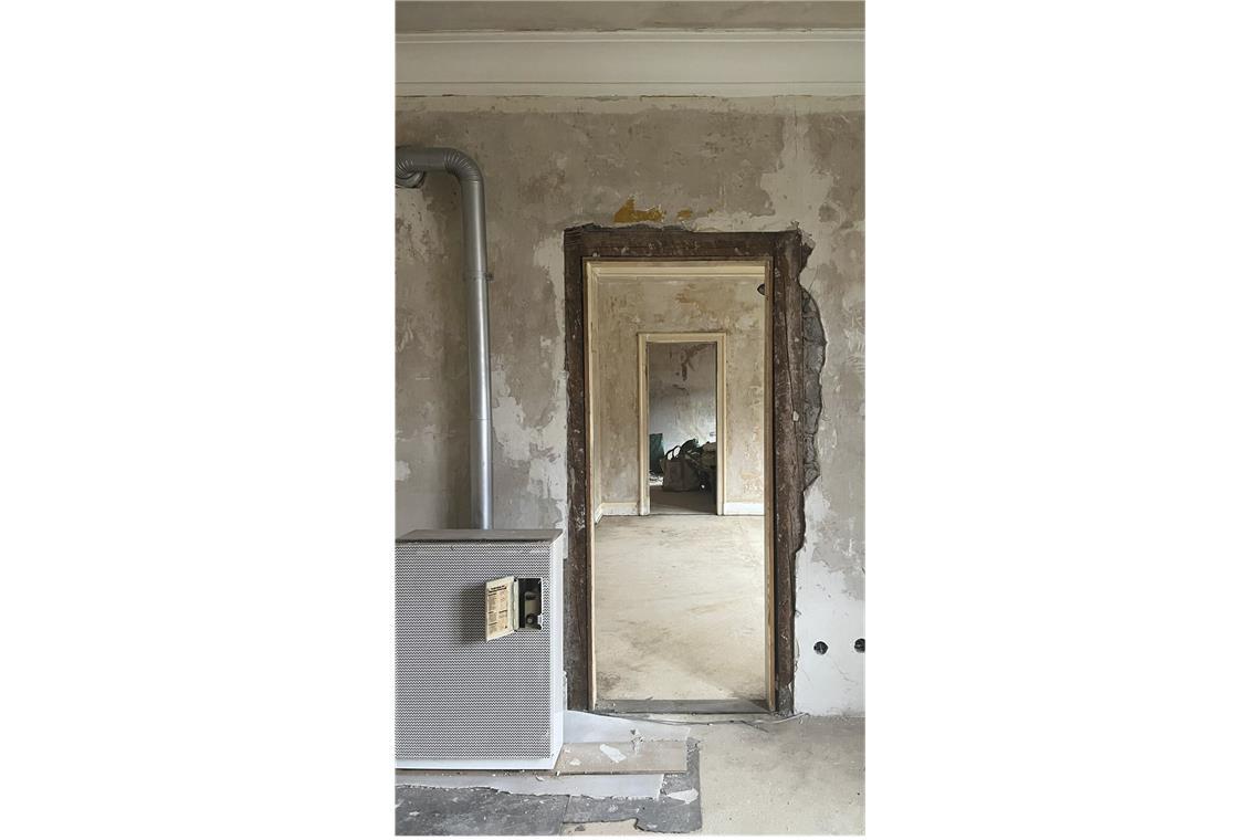 Eine Auszeichnung ging an das Studio Cross Scale aus Stuttgart, das sich vor der Sanierung einer denkmalgeschützten  Wohnung mitten in Stuttgart mit diesem Ursprungszustand auseinanderzusetzen hatte.