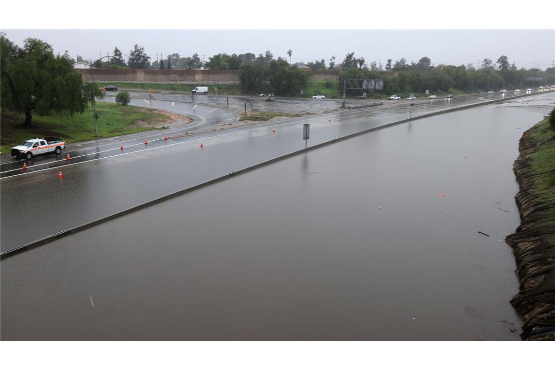 Eine Autobahn in Südkalifornien ist überschwemmt.